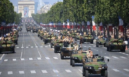 Xe quân sự Pháp trên đại lộChamps-Elysées trong lễ duyệt binh năm 2013. Ảnh:AFP.