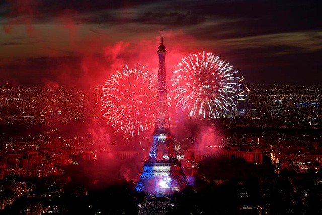 Pháo hoa rợp trời Paris mừng Quốc khánh Pháp
