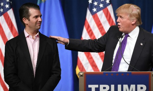 Tổng thống Mỹ Trump và con trai cả Trump Jr. Ảnh:AP