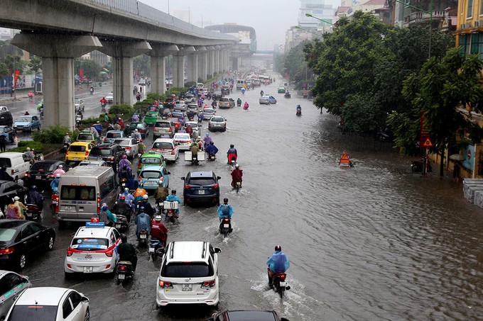 Ảnh hưởng bão, đường Hà Nội thành 'biển nước'