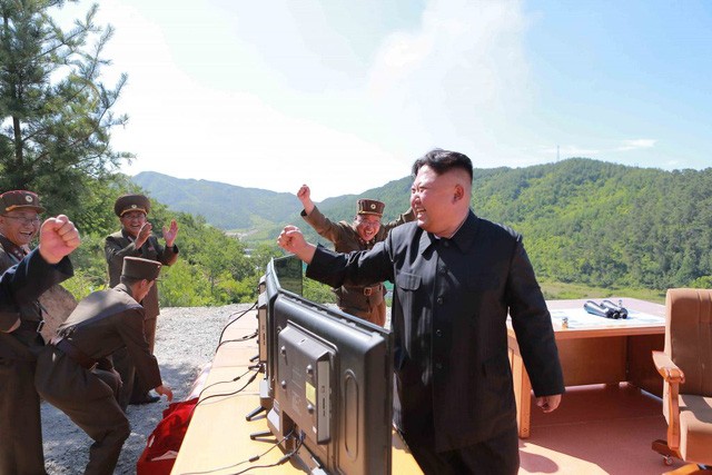 Nhà lãnh đạo Triều Tiên Kim Jong-un vui mừng sau vụ thử thành công tên lửa đạn đạo liên lục địa. (Ảnh: KCNA)