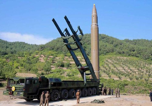 Tên lửa đạn đạo liên lục địaHwasong-14 Triều Tiên phóng thử hôm 4/7. Ảnh:Reuters.