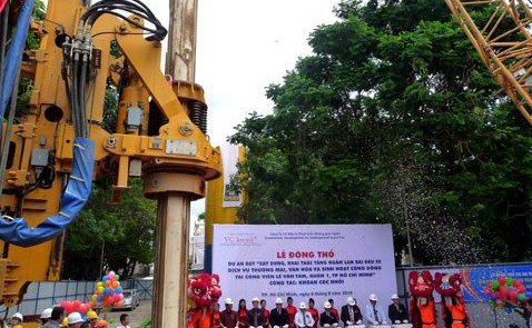 Dự án bãi đậu xe ngầm tại công viên Lê Văn Tám khởi công từ tháng 8/2010 nhưng bị đắp chiếu từ đó đến nay do gặp vướng thủ tục. Ảnh:Kiên Cường.