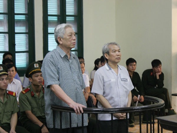 Bị cáo Thái Lương Trí (trái) và Dương Minh Hải trước tòa