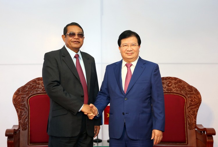 Phó Thủ tướng Trịnh Đình Dũng và Phó Thủ tướng Campuchia Ke Kim Yan. Ảnh: VGP/Xuân Tuyến