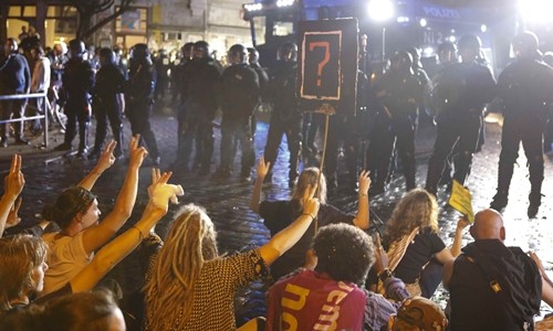 Cảnh sát và người biểu tình đối mặt tại Hamburg, Đức, tối 8/7. Ảnh:Reuters.