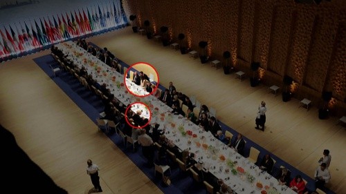 Khung cảnh bữa tiệc tối nhìn từ trên cao, trong đó Tổng thống Trump được xếp ghế ngồi phía bên kia so với Tổng thống Putin và bà Melania Trump, đệ nhất phu nhân Mỹ. Ảnh:NBCNews.
