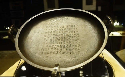 Chiếc khay là đồ cổ bằng đồng lâu đời nhất được khai quật tới nay, lòng khay khắc chữ tóm tắt lịch sử nhà Tây Chu. Ảnh:China Daily.