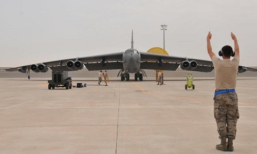 Máy bay ném bom B-52 của Mỹ tại căn cứ không quân al-Udeid, Qatar. Ảnh:AP.