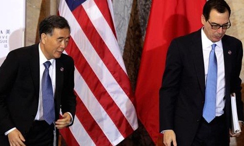 Phó thủ tướng Trung Quốc - Uông Dương và Bộ trưởng Tài chính Mỹ - Steven Mnuchin. Ảnh:Reuters