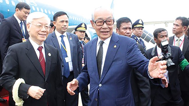 Phó Thủ tướng, Bộ trưởng Hoàng cung Samdech Kong Som Ol đón Tổng Bí thư Nguyễn Phú Trọng và đoàn tại sân bay. Ảnh: Tấn Tuân