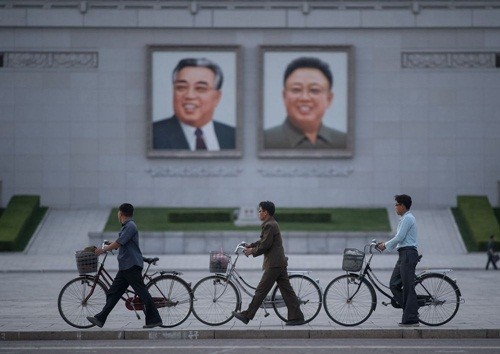 Người Triều Tiên đi qua quảng trường ở Bình Nhưỡng. Ảnh:AFP