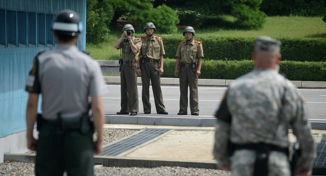 Binh sĩ Triều Tiên chụp ảnh lính Hàn Quốc và lính Mỹ tại làng đình chiến Panmunjom (Ảnh: Sputnik)