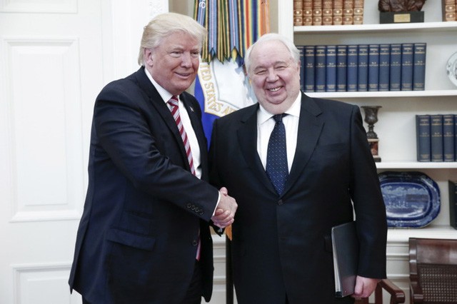 Tổng thống Donald Trump bắt tay Đại sứ Nga tại Mỹ Sergey Kislyak tại Nhà Trắng (Ảnh: TASS)
