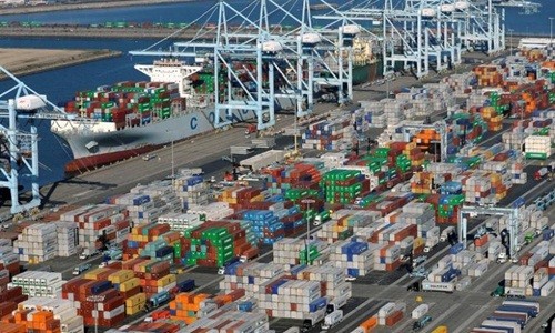 Các container tại một cảng biển ở California (Mỹ). Ảnh:Reuters