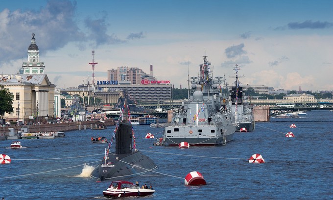 Dàn tàu chiến hạng nặng Nga tập duyệt binh trên sông