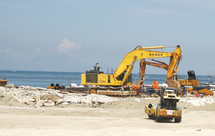 Công ty CP Xây dựng hạ tầng kỹ thuật Gia Lộc chỉ được thuê cung cấp thiết bị thi công để san lấp mặt bằng khu vực nhà máy của Dự án Khu liên hợp Lọc hóa dầu Nghi Sơn. Ảnh: Công Thu