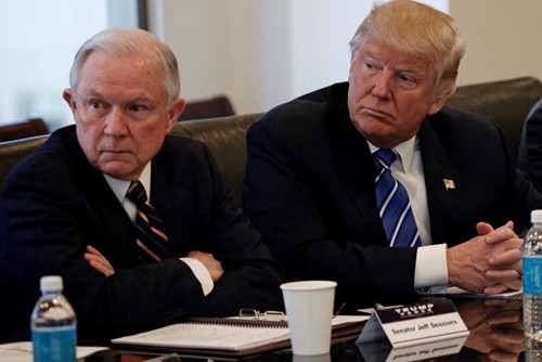 Ông Jeff Sessions và Donald Trump tại Tháp Trump, New York hôm 7/10/2016. Ảnh:Reuters.