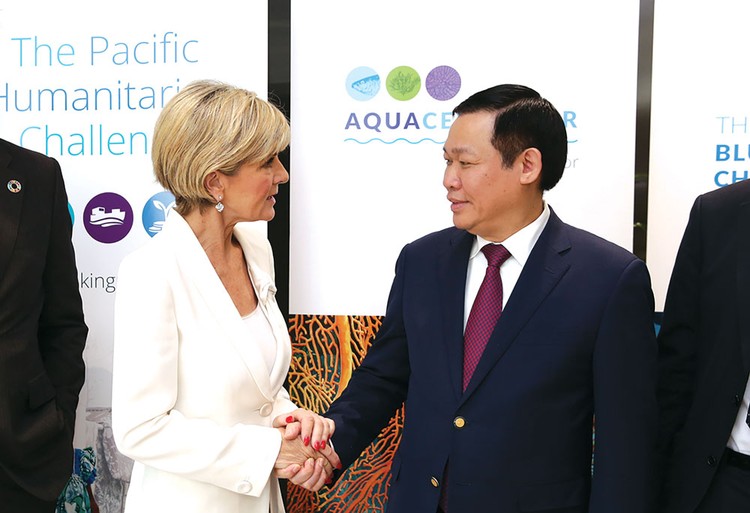 Phó Thủ tướng Chính phủ Vương Đình Huệ trao đổi với Bộ trưởng Bộ Ngoại giao và Thương mại Australia, bà Julie Bishop. Ảnh: Thành Chung
