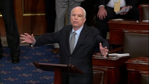 Ông McCain phát biểu sau cuộc bỏ phiếu thượng viện. Ảnh:Reuters.