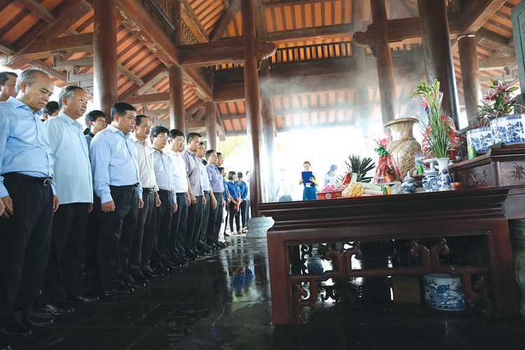 Đoàn công tác của Bộ Kế hoạch và Đầu tư dâng hương tưởng niệm các anh hùng liệt sĩ tại Quảng Trị. Ảnh: Lê Tiên