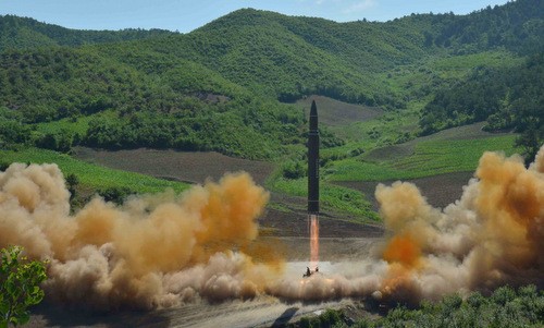 Triều Tiên đang phát triển tên lửa hạt nhân xuyên lục địa để tấn công Mỹ. Ảnh:Reuters.