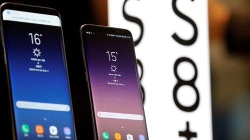 Hai điện thoại Galaxy S8 và S8+ của Samsung được trưng bày tại Seoul. Ảnh:Reuters