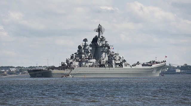 Tàu tuần dương Pyotr Velikiy tại cảng Kronstadt. (Ảnh: Sputnik)