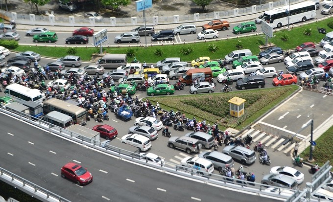 Nhiều đường quanh sân bay Tân Sơn Nhất lại kẹt xe từ sáng đến trưa