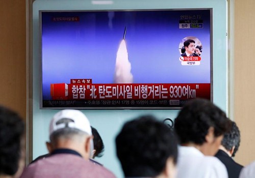 Người dân tại một sân ga ở thủ đô Seoul, Hàn Quốcxem tin tức qua TV về vụ phóng thử tên lửa đạn đạo của Triều Tiênvào ngày 4/7. Ảnh:Reuters.