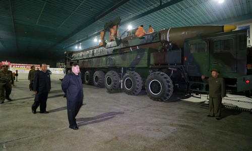 Ông Kim Jong-un kiểm tra hệ thống tên lửa đạn đạo của Triều Tiên. Ảnh:Reuters.