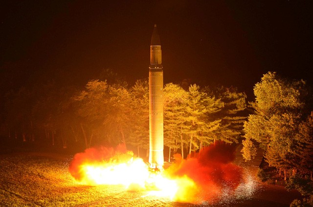 Tên lửa đạn đạo Triều Tiên rời bệ phóng hôm 28/7 (Ảnh: Reuters)
