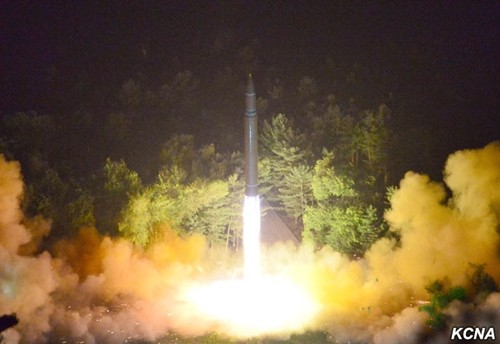 Vụ phóng tên lửa Hwasong-14 tối 28/7. Ảnh:KCNA.