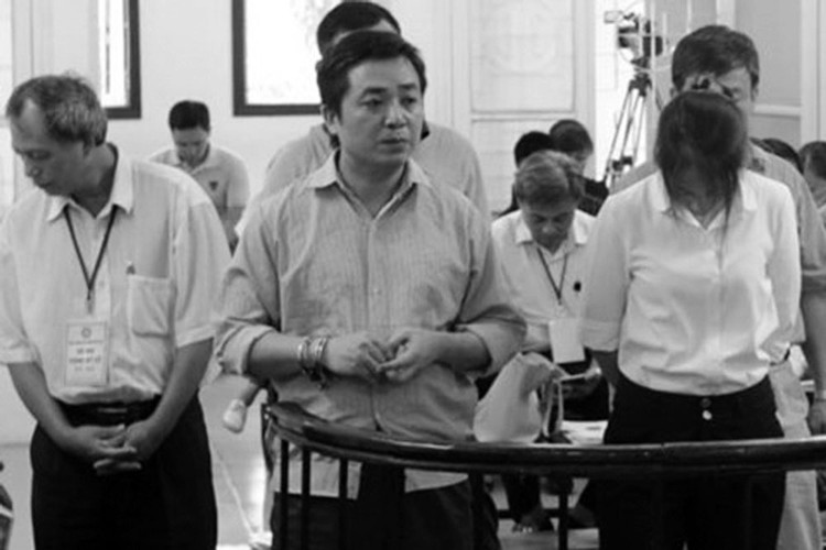 Bị cáo Nguyễn Quốc Đạt (đứng giữa) trước tòa