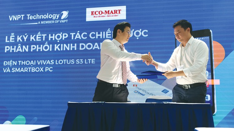 Ông Tô Mạnh Cường - Phó TGĐ VNPT Technology (bên trái) và ông Đặng Thế Hiệp - Giám đốc Công ty CP Đầu tư và Phát triển thương mại Eco-mart Việt Nam tại Lễ ký kết hợp tác chiến lược phân phối kinh doanh 2 SP Smartphone Vivas Lotus S3 LTE và SmartBox PC
