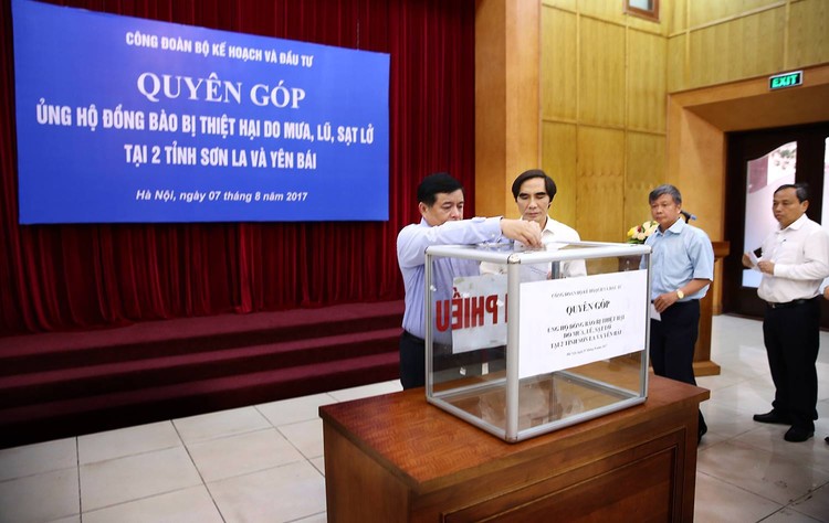 Bộ trưởng Nguyễn Chí Dũng tham gia quyên góp ủng hộ đồng bào bị thiệt hại do mưa lũ. Ảnh: Lê Tiên