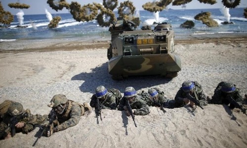 Binh sĩ Mỹ và Hàn Quốc (băng xanh) trong một cuộc tập trận chung tổ chức tháng 3/2016. Ảnh:Reuters.