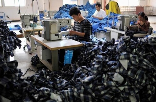 Công nhân Trung Quốc làm việc trong một nhà máy ở An Huy. Ảnh:Reuters