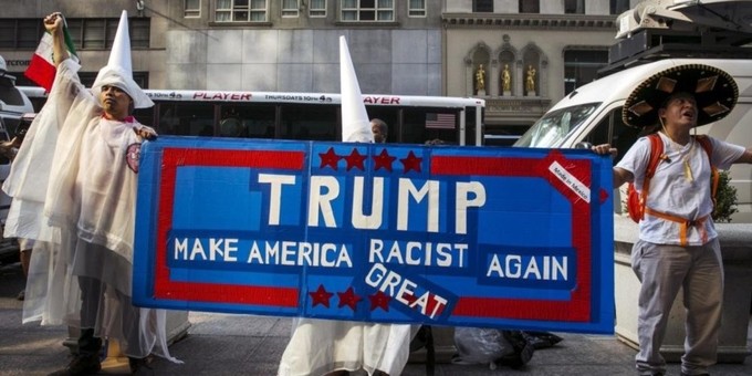 Người Mỹ biểu tình phản đối phân biệt chủng tộc