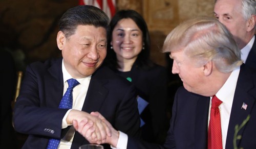 Chủ tịch Trung Quốc Tập Cận Bình bắt tay Tổng thống Mỹ Donald Trump. Ảnh:Reuters.