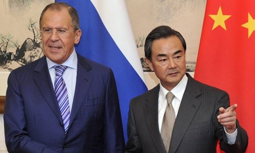 Ngoại trưởng Trung Quốc Vương Nghị (phải) và người đồng cấp Nga Sergey Lavrov. Ảnh:Reuters.