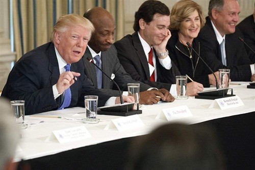 Tổng thống Mỹ Donald Trump trong một cuộc họp với hội đồng cố vấn gồm các CEO. Ảnh:AP.