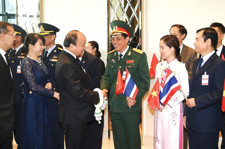 Cán bộ, nhân viên Đại sứ quán Việt Nam tại Thái Lan đón Thủ tướng và Phu nhân cùng Đoàn đại biểu cấp cao Việt Nam tại sân bay. Ảnh: Quang Hiếu
