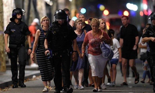 Cảnh sát hộ tống người dân rời khỏi hiện trường vụ lao xe ởLas Ramblas, trung tâm thành phố Barcelona, Tây Ban Nha. Ảnh:AFP.
