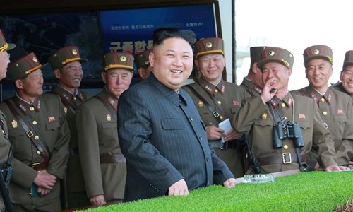 Nhà lãnh đạo Triều Tiên Kim Jong-un cùng các quan chức quân đội. Ảnh:Reuters/KCNA.