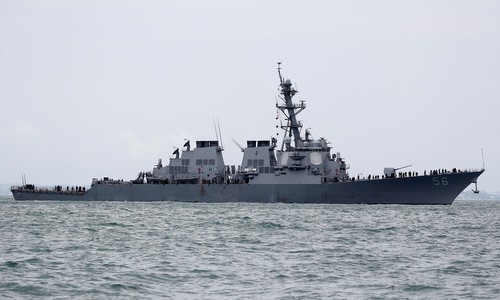 Tàu John S. McCain sau khi bị đâm ngoài khơi Singapore. Ảnh:Reuters.