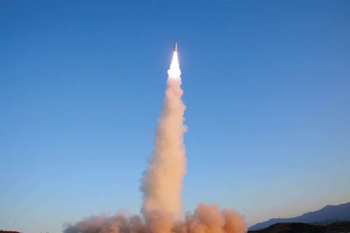 Tên lửa Pukguksong-2 được phóng hồi tháng hai tại một địa điểm không được hé lộ ở Triều Tiên. Ảnh:KCNA.