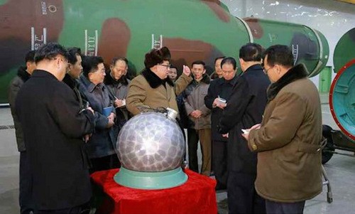 Nhà lãnh đạo Triều Tiên Kim Jong-un kiểm tra một thiết bị hạt nhân. Ảnh:KCNA.
