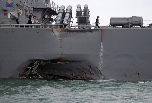 Sau vụ va chạm hôm 21/8,tàuUSS John S. McCain bị thủng mạn trái. Ảnh:Reuters.