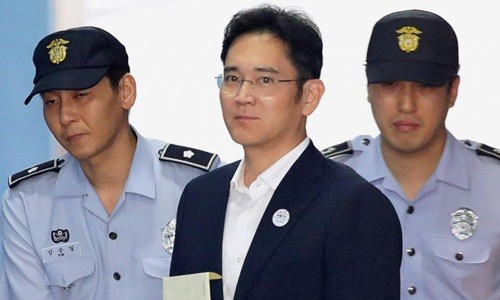 Ông Lee Jae-yong trên đường đến tòa án sáng nay. Ảnh:Reuters